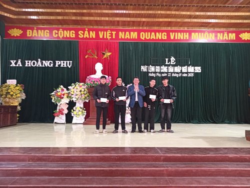 PBT Đảng ủy trao quà cho nam thanh niên xuất ngũ 2025.jpg